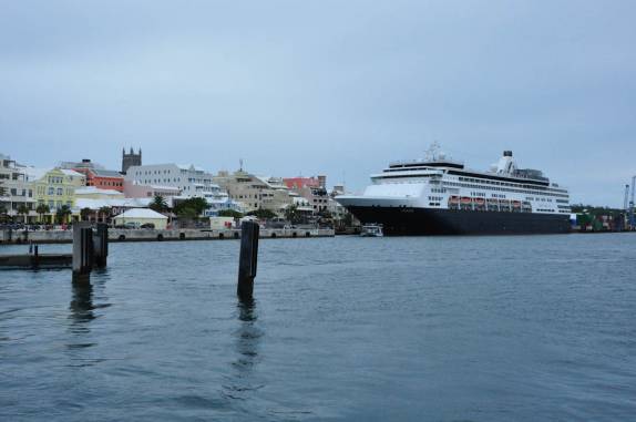 Navio-cruzeiro ancorado em Hamilton, capital de Bermuda